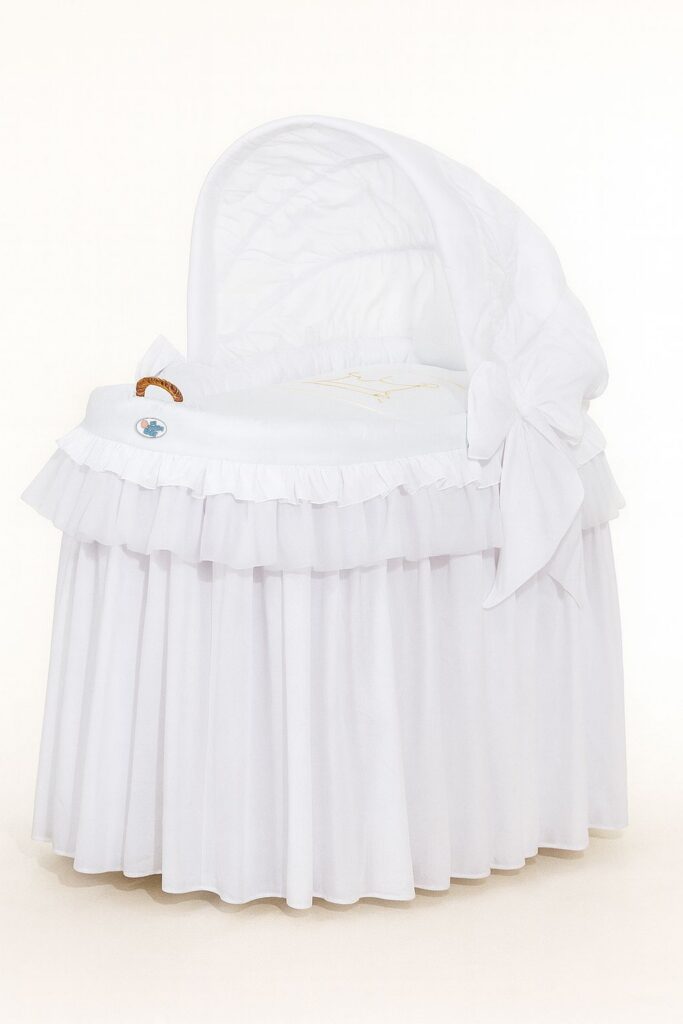 Moses Basket/Wicker crib with hood - Little Prince white