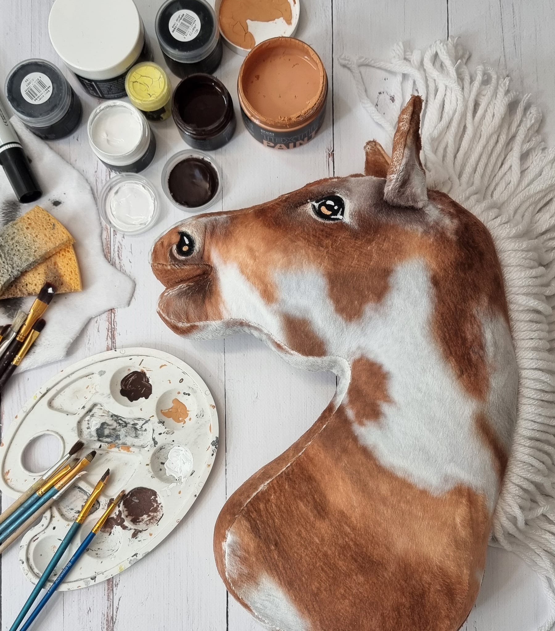 Horse on a stick Super Hobby Horse Premium - tobiano bay horse with a white mane A3