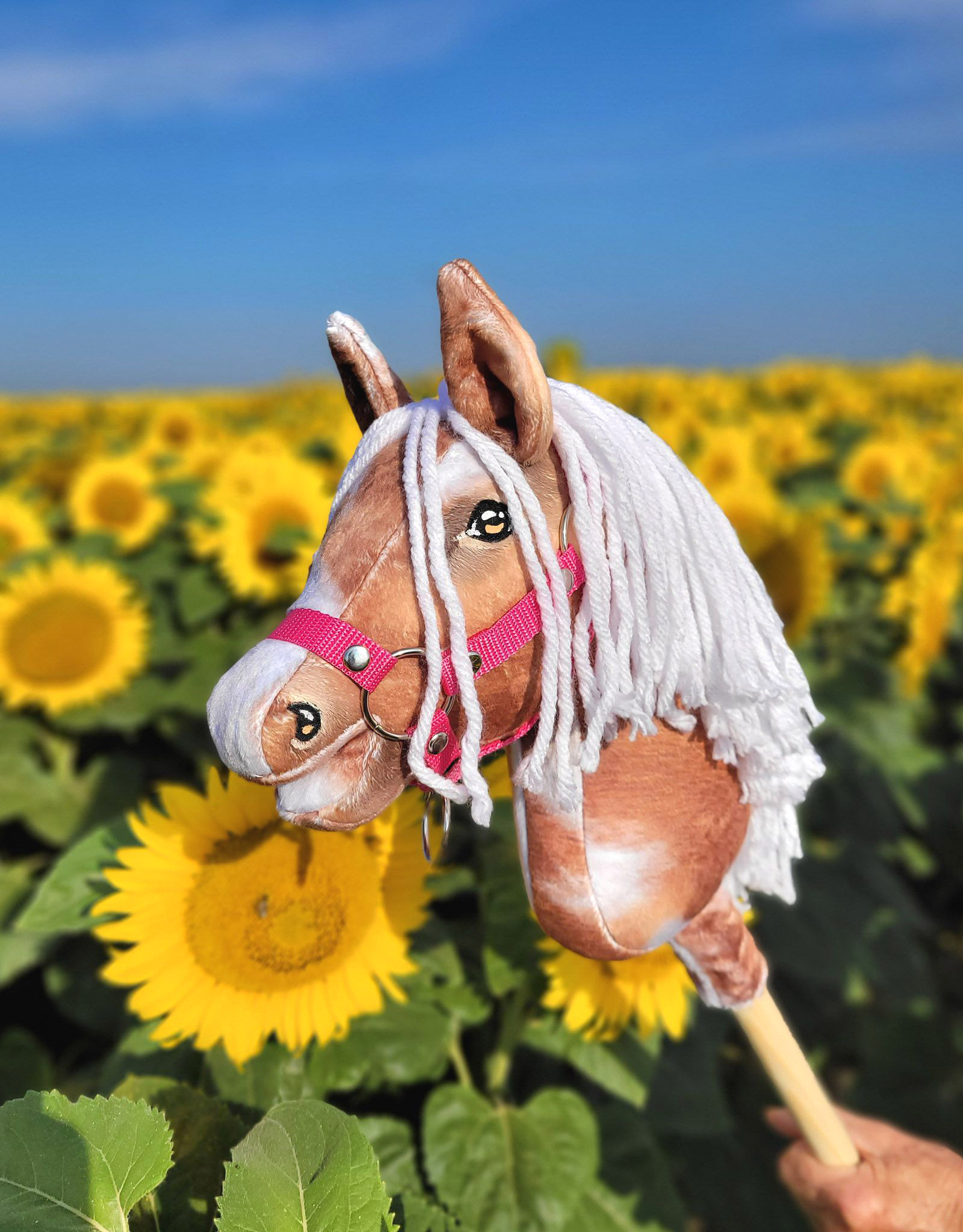 Horse on a stick Super Hobby Horse Premium - tobiano bay horse with a white maneA4