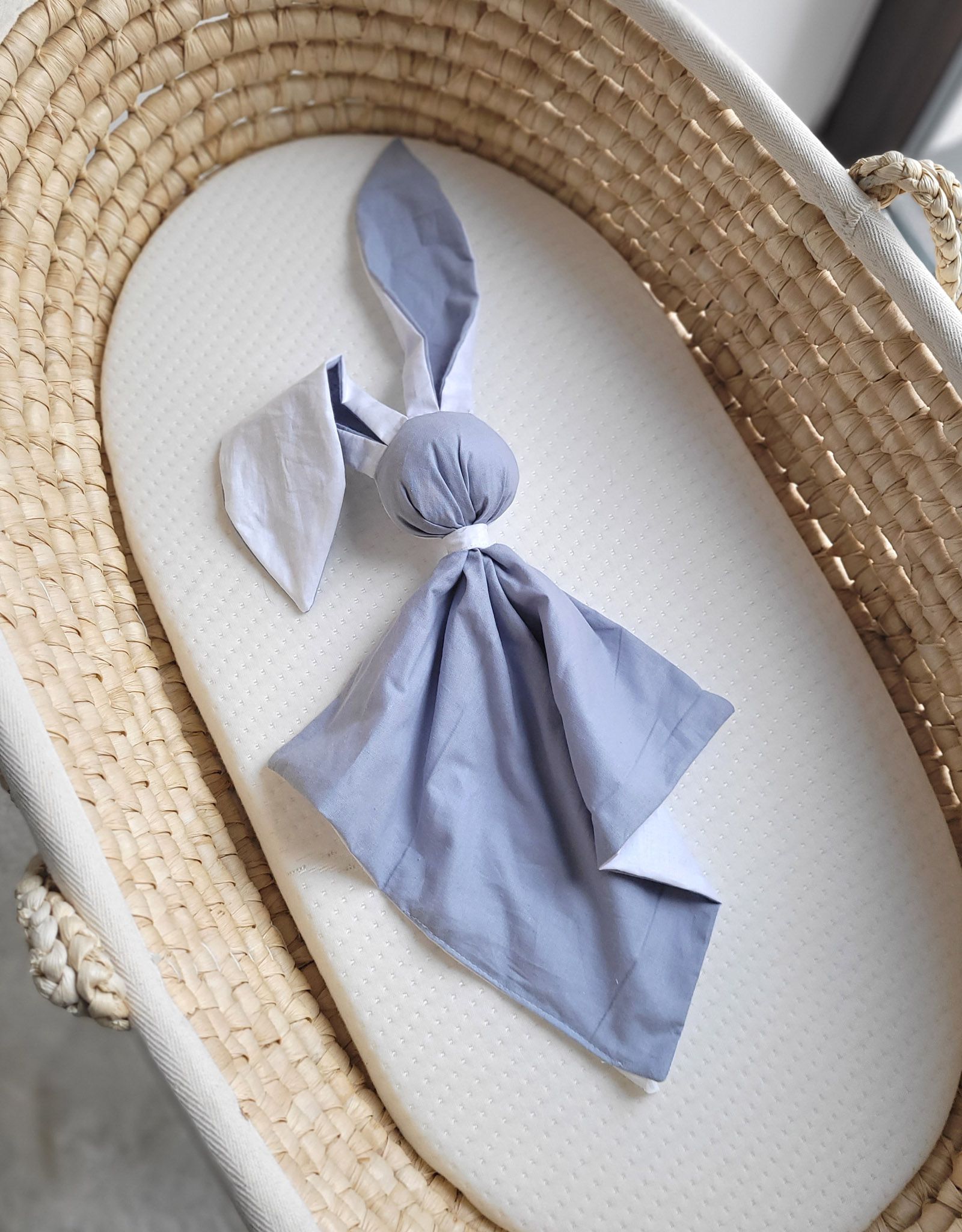 DOUDOU mīksta kokvilnas sedziņa ar zaķīti – pasteļzila/balta