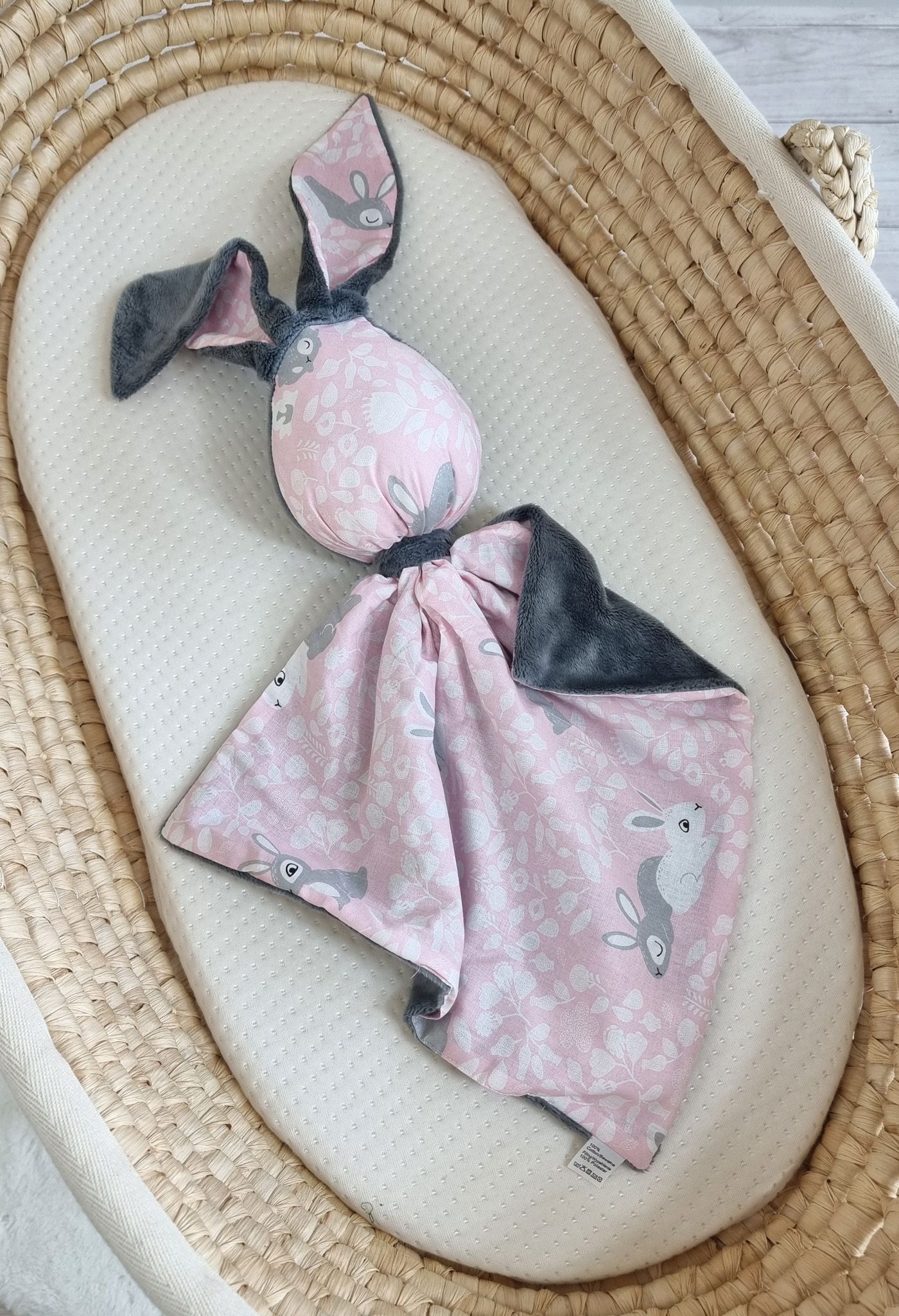 DOUDOU abpusēja mīļmantiņa–zaķītis no kokvilnas un minky auduma – rozā zaķīši, tumši pelēka