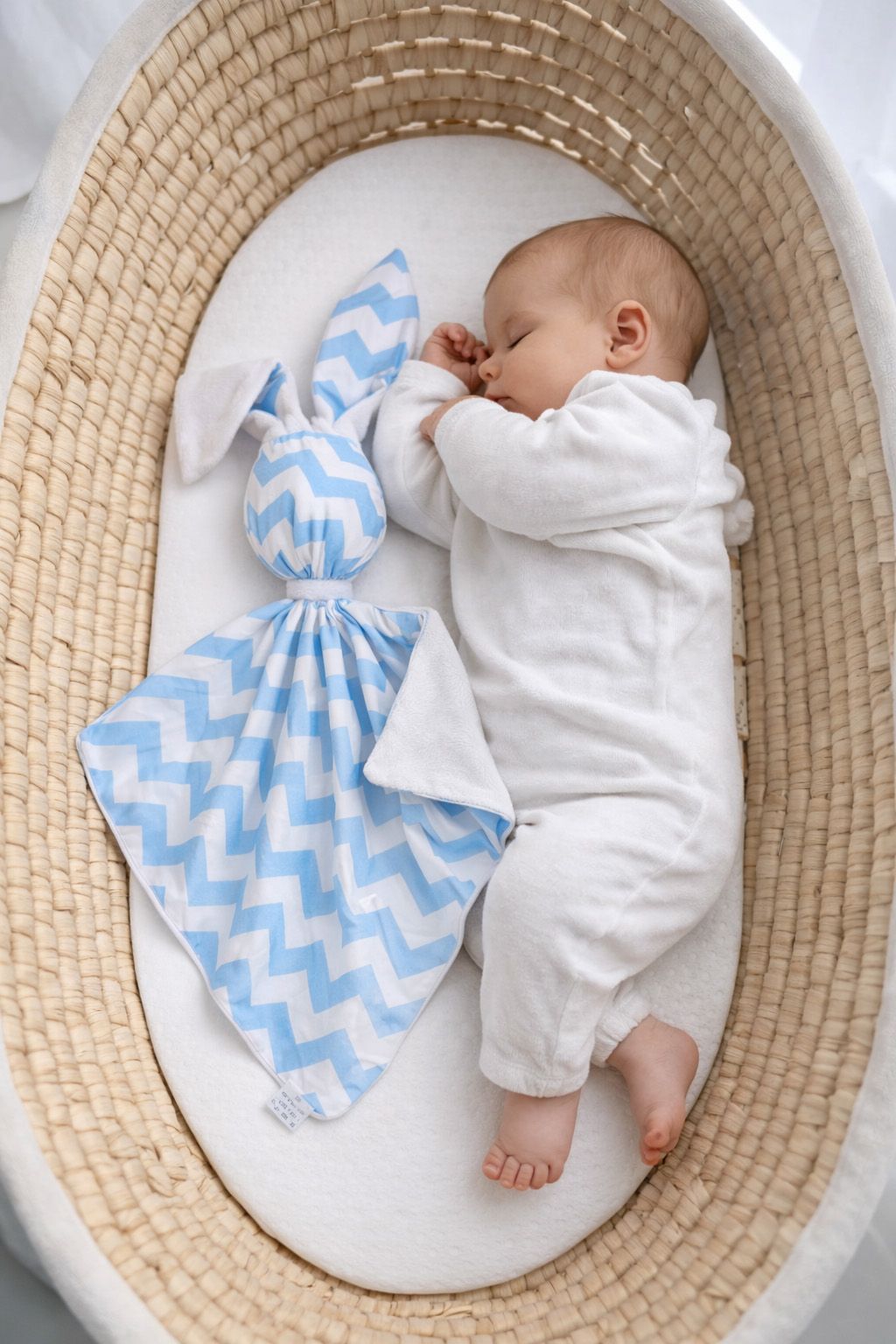 DOUDOU divpusēja kokvilnas un minky auduma sedziņa–zaķītis – Zils skujiņu raksts/balts