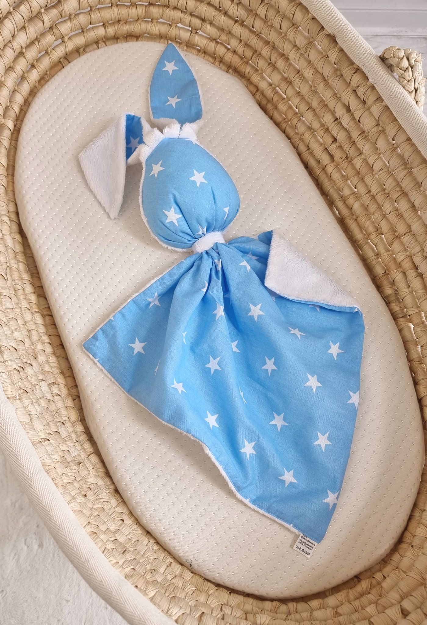DOUDOU divpusēja kokvilnas un minky auduma sedziņa–zaķītis – Zilas zvaigznes/balts
